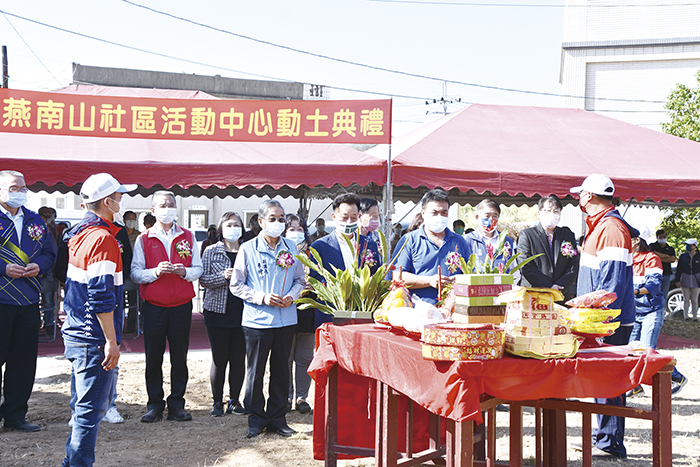 燕南山社區活動中心動土儀式,由副縣長李增財、議長洪允典、金城鎮鎮長李誠智擔任主典官,與其他來賓一起祭拜天地,祈求工程順利。(詹宗翰攝)