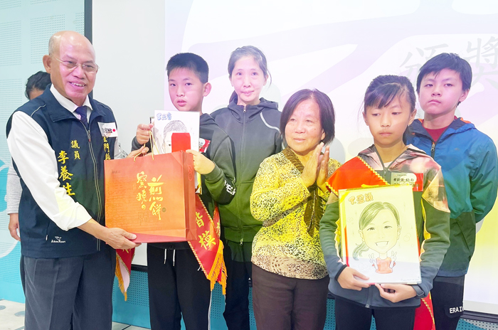 中華松月功德會孝悌楷模孝行表揚典禮,與會貴賓頒獎表揚19位國小孝悌楷模,希望藉以弘揚孝道。(陳麗妤攝)
