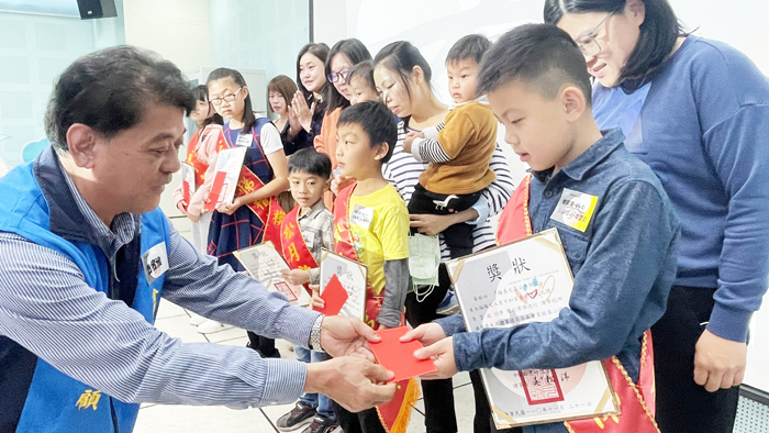中華松月功德會孝悌楷模孝行表揚典禮,與會貴賓頒獎表揚19位國小孝悌楷模,希望藉以弘揚孝道。(陳麗妤攝)