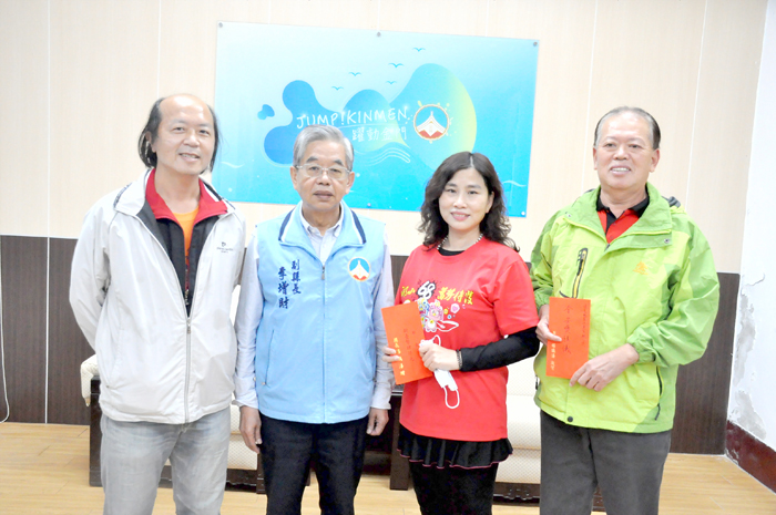 副縣長李增財昨接見金安獎得獎人-許金本(右一)、陳正字(左一)、吳思彤(右二)三位獲獎人。(楊水詠攝)