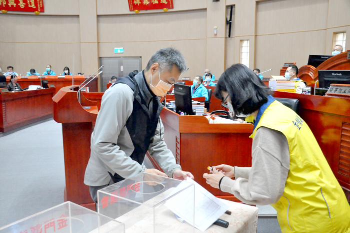 金門縣議會定期會舉行抽籤決定議員縣政總質詢順序，議員歐陽儀雄代表抽籤情形。（楊水詠攝）