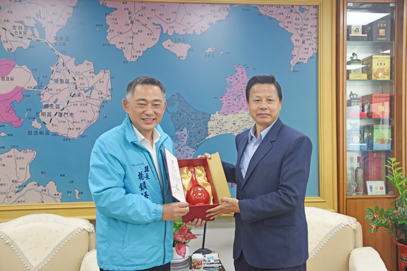 縣長楊鎮浯致贈分署長謝慶欽金門美酒,期許賡續與地方政府合作,攜手做好邊境守護工作。(翁維智攝)