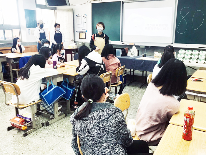 金沙國中輔導室辦理「咖啡拉花體驗」親職講座,邀請咖啡微醺工作室許湘鈞到場分享,帶領親師生學習如何調製出一杯優質的咖啡,進行實際動手體驗。親師生也從中體驗職人精神,增進彼此互動,一同學習成長。(金沙國中提供)
