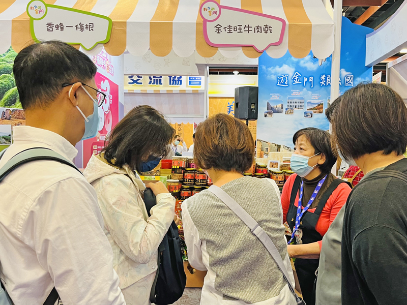 參展業者推出超優惠旅展價,買氣強強滾。(縣府提供)