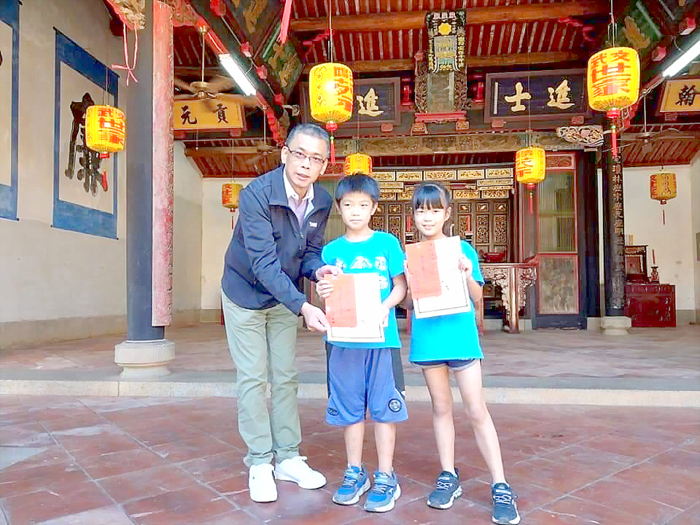 蔡氏宗親會日前頒發本學年獎學金,鼓勵蔡氏學子勤奮向學。
(蔡氏宗親會提供)