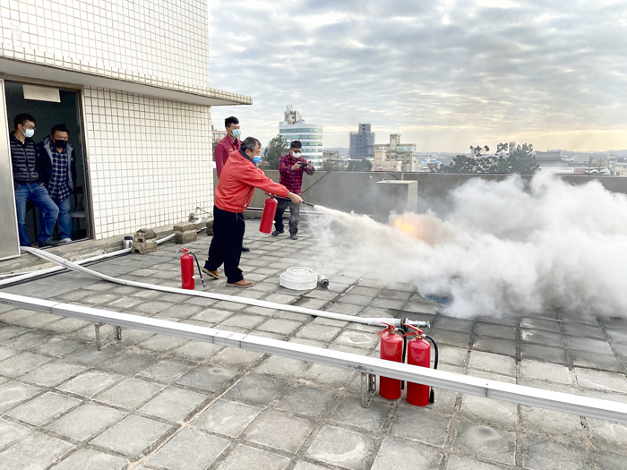 訓練中邀請消防局第一大隊副大隊長戴紹恩就消防常識、器材操作進行介紹，並指導府內同仁實地操作滅火器等器材。（莊煥寧攝、縣府提供）