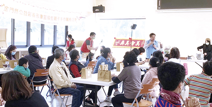 社會處處長董燊說明近年社福成果,並和鄉親合照。(李增汪攝)