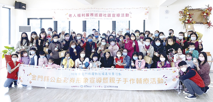 社會處處長董燊說明近年社福成果,並和鄉親合照。(李增汪攝)