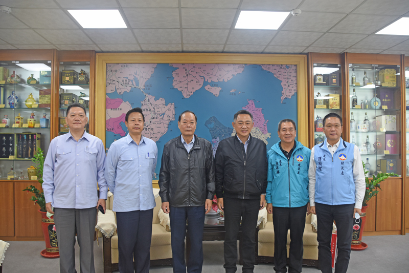 海委會主委李仲威(左三)與縣長楊鎮浯(右三)相見歡,雙方也期許共創海洋保育永續未來。(翁維智攝)