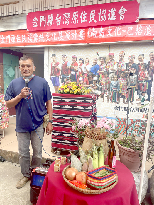 金門縣台灣原住民協進會舉辦「豐年祭‧巴格浪活動」，理事長林忠義進行豐年祭祈福儀式。（陳麗妤攝）