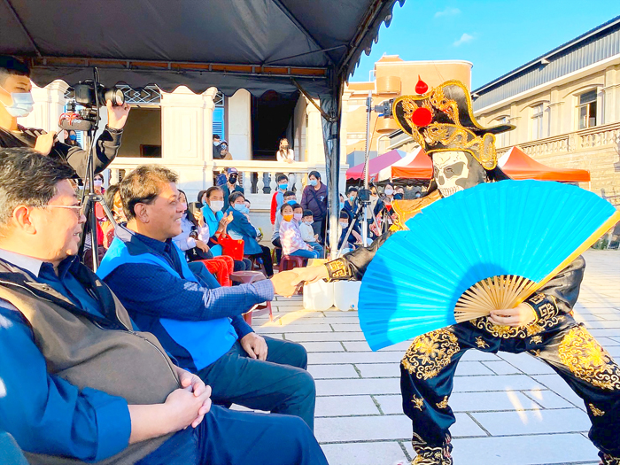 陳景蘭洋樓百年紀念系列活動,現場請來川劇變臉。(金湖鎮公所提供)