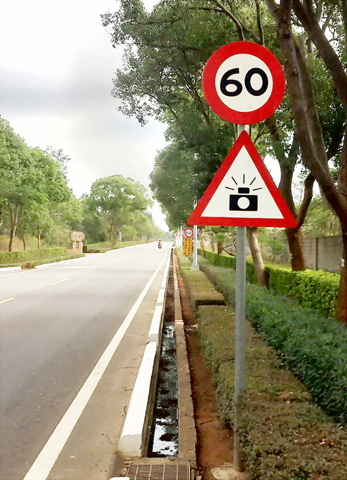 道路上「紅色三角內含照相機」的交通標誌，是在警告車輛駕駛人前方有測速取締科學儀器。（縣警局交通隊提供）