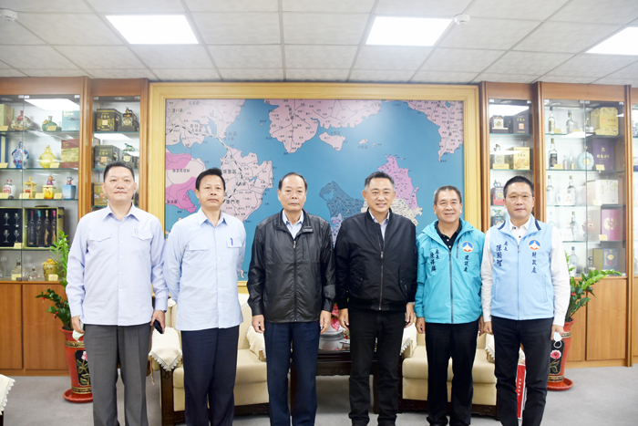 海委會主委李仲威(左三)與縣長楊鎮浯(右三)相見歡,雙方也期許共創海洋保育永續未來。(翁維智攝)