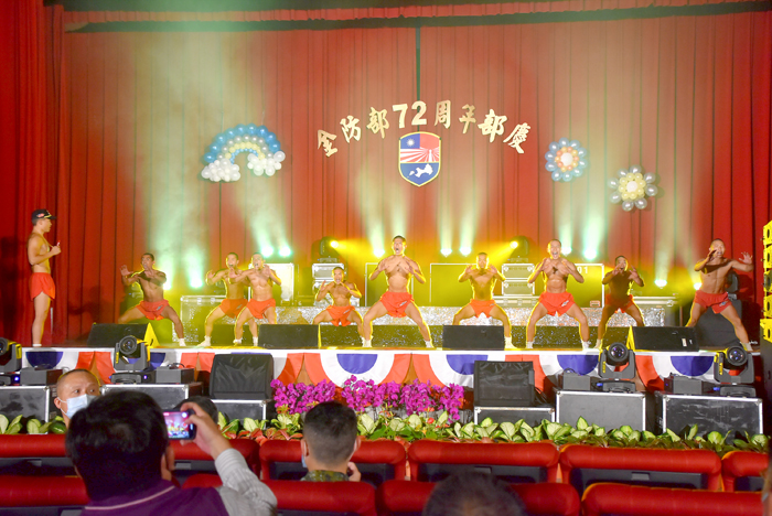 金防部72週年部慶, 兩棲營帶來招牌蛙人操。(陳冠霖攝)