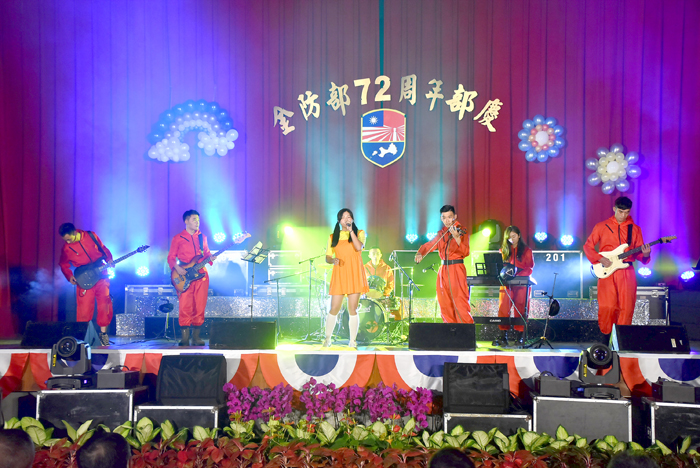 金防部72週年部慶,金防部擎天樂團身穿「魷魚遊戲」服裝演出,炒熱氣氛。(陳冠霖攝)