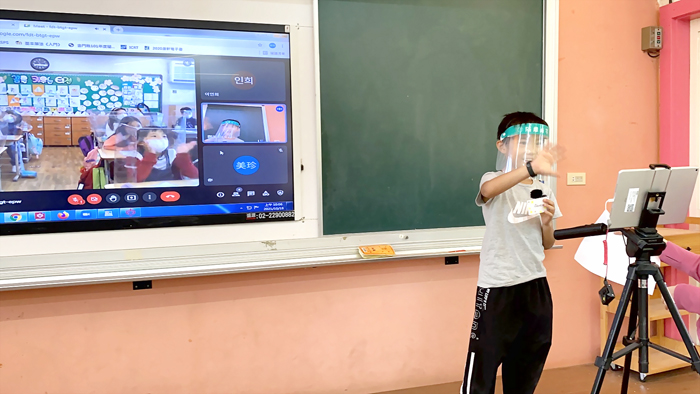 開瑄國小學生與韓國首爾浦二初等學校學生進行線上交流課程。（開瑄國小提供）