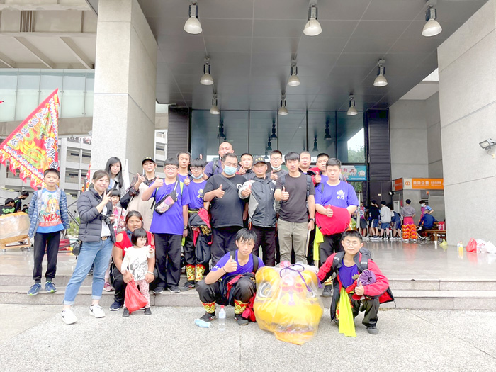 金城國中學子於全國民俗體育大放異彩,榮獲傳統南獅全國特優第一,師生和親屬與有榮焉。(金城國中提供)