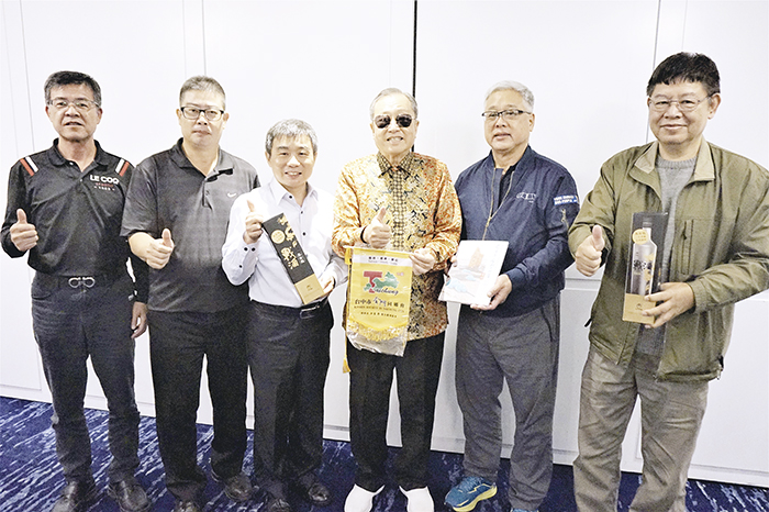 台中市浯江金門同鄉會熱情招待汶萊拿督斯里林長鎮(右3)。
(陳永富提供)