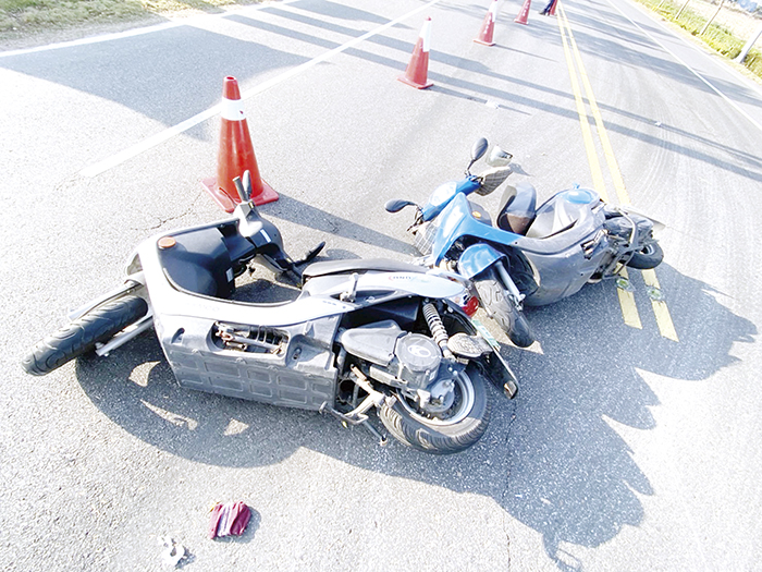 金沙地區昨日發生機車車禍，其中一名女騎士傷勢嚴重。（金湖分局提供）