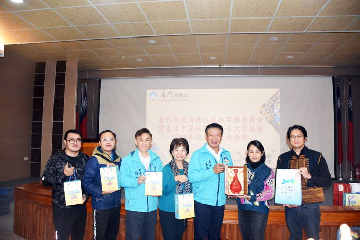 台北市政府原住民事務委員會暨台北市原住民族部落大學參訪團一行，昨在主委巴干．巴萬帶領下抵金進行文化交流活動，民政處長蔡西湖代表楊鎮浯縣長熱情接待。
（翁維智攝）