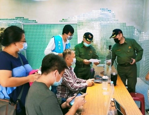 老兵志工黃奎翰（右）與鄭光華（右二）在尚義機場協助老兵佐證資料判別。