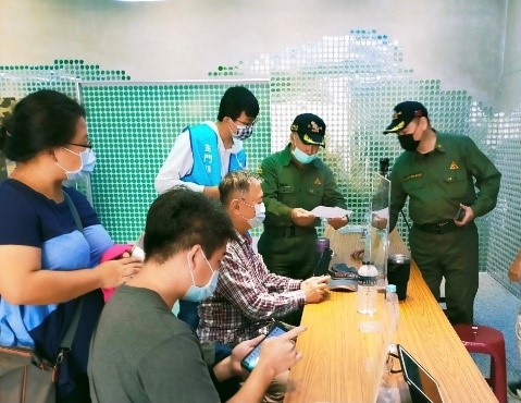 老兵志工黃奎翰(右)與鄭光華(右二)在尚義機場協助老兵佐證資料判別。