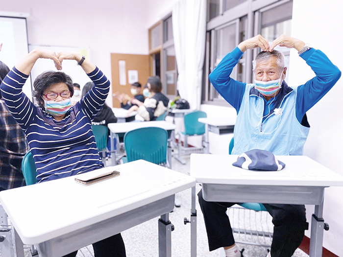 參與「一日大學生活動」的長者們開心表示,這是很棒的學習體驗,能與孫輩學生一起當同學。(金門大學提供)