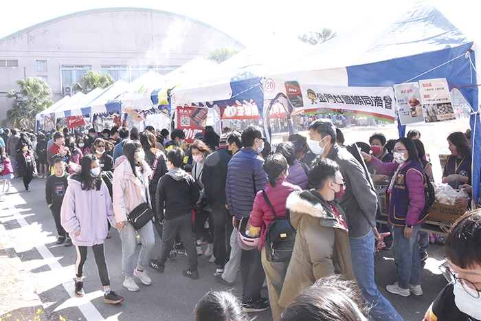 會場內設置六十餘項的攤位，擠滿了人潮，熱鬧滾滾。（莊煥寧攝）
