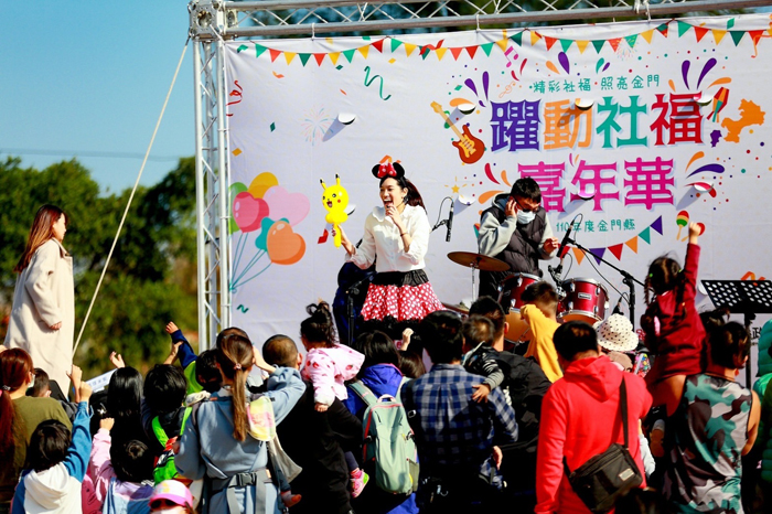 有獎徵答活動結合街頭藝人表演，讓現場民眾認識各項福利服務。（詹宗翰攝）