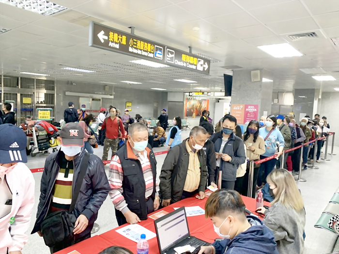 金門旅遊振興券昨加開機場櫃檯,首日逾600人領取。(觀光處提供)