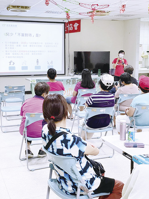 金門家扶中心自疫情減緩後，在金門縣五鄉鎮的社區中，進行兒童及少年保護宣導活動。（金門家扶中心提供）