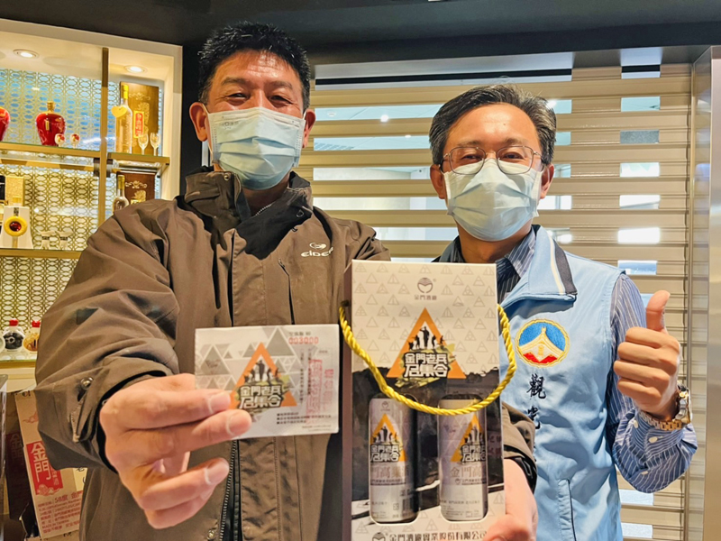 觀光處副處長許績鑫到場迎接第3,000號老兵,老兵李先生開心領取老兵紀念酒。(觀光處提供)