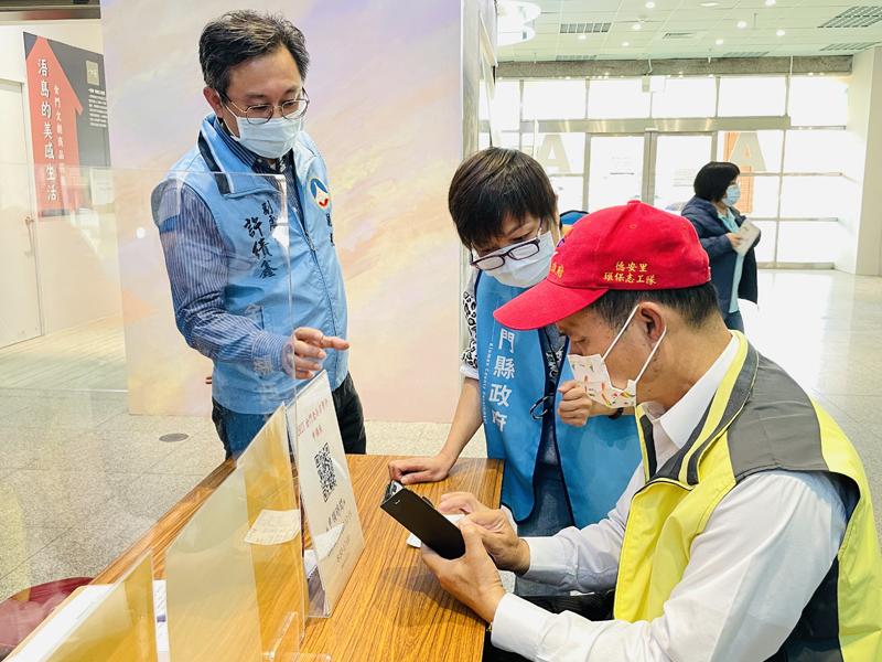 觀光處副處長許績鑫(左一)表示,今年活動特商店高達201家,感謝業者協助共同推動,縣府樂見業者響應本活動,攜手拼觀光、拼經濟。(觀光處提供)