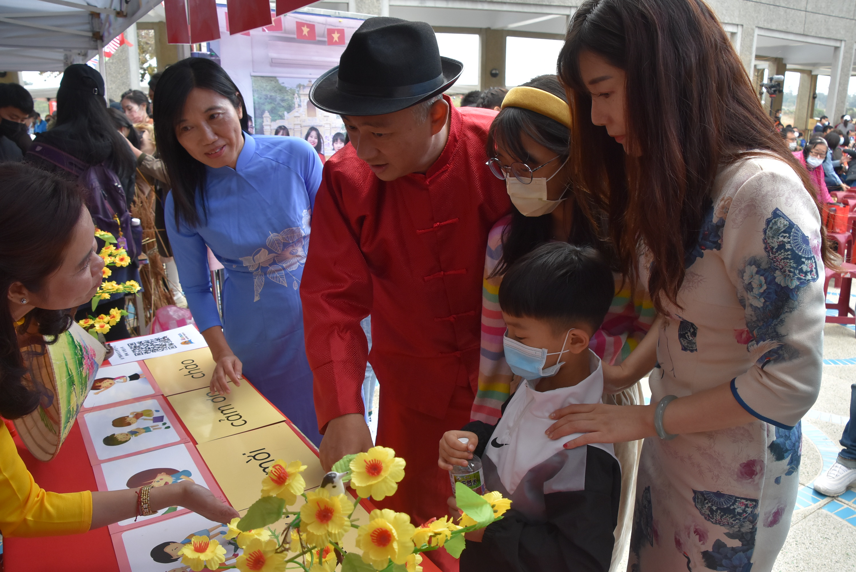 縣長楊鎮浯一家訪視每一個新移民攤位。(陳冠霖攝)
