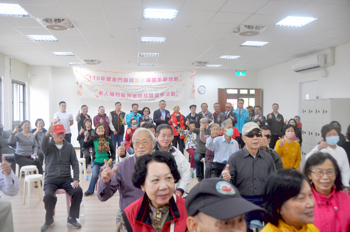 縣長楊鎮浯與嘉賓共同為金城綜合社會福利館揭牌。（李增汪攝）
