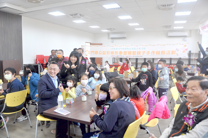 縣長楊鎮浯與嘉賓共同為金城綜合社會福利館揭牌。（李增汪攝）
