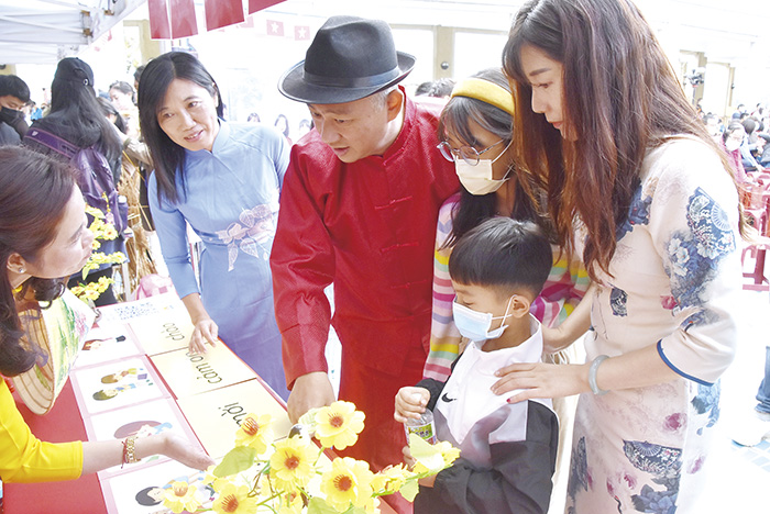 縣長楊鎮浯一家訪視每一個新移民攤位。（陳冠霖攝）