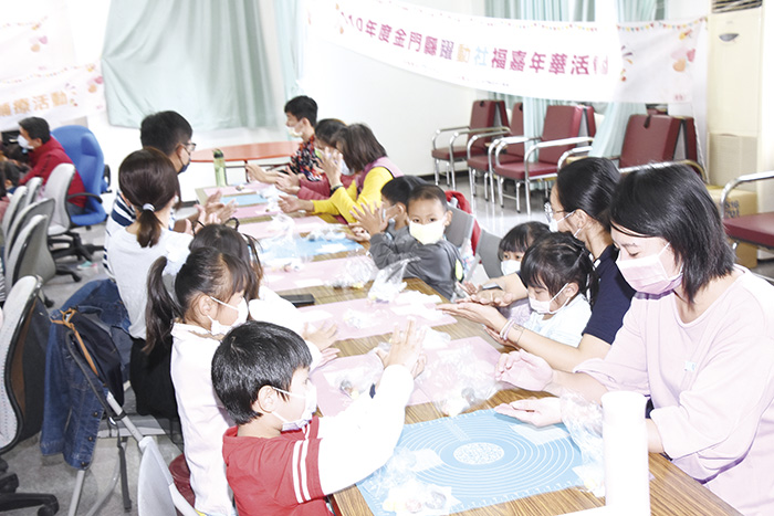 活動現場親子一起手作餅乾，完成造型可愛的餅乾作品，令人愛不釋手，捨不得食用。（莊煥寧攝）