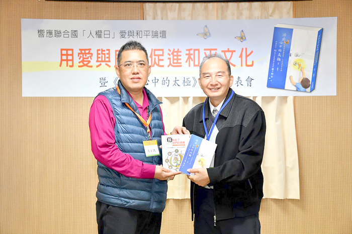 金門縣議會副議長周子傑（左）接受致贈二本智慧寶典。（詹宗翰攝）