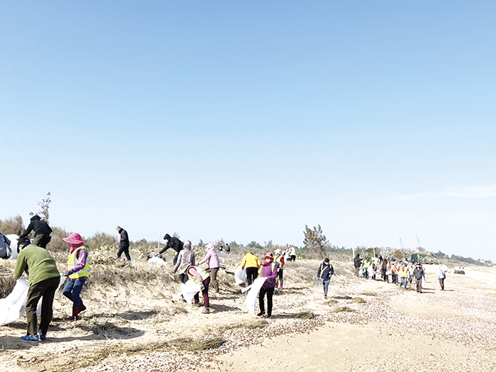 金管處與古寧頭社區發展協會日前假安東一營區海岸舉辦淨灘活動。（金管處提供）