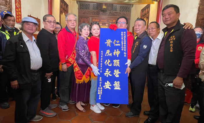 金門參香團名譽主委陳來榮擔任主祝者率信眾向薛王暨諸神行獻禮，並由名譽主委蔡錦鑾也代表敬獻「仁神顯營盤、貴炁化永安」匾額致意。（陳麗妤攝）