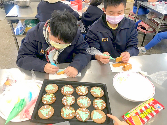 金沙國中帶領學子在做中學實踐服務精神，日前自製小點心，並分贈給金沙鎮公所清潔隊、金沙消防分隊、金沙分駐所。（金沙國中提供）