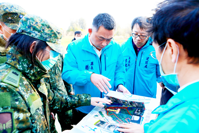 縣長楊鎮浯曾與衛生局及軍方人員前往場勘適宜增設醫療專區之處。（衛生局提供）