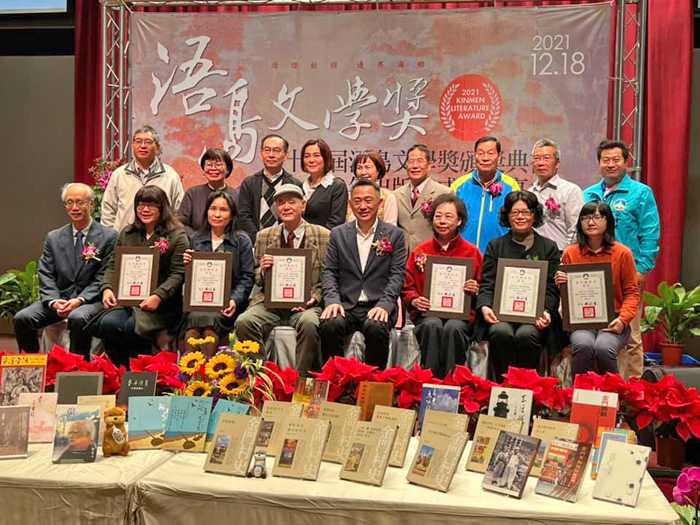 浯島文學獎今年在小說、散文兩組共7名得主，一同與縣長楊鎮浯合影。（詹宗翰攝）