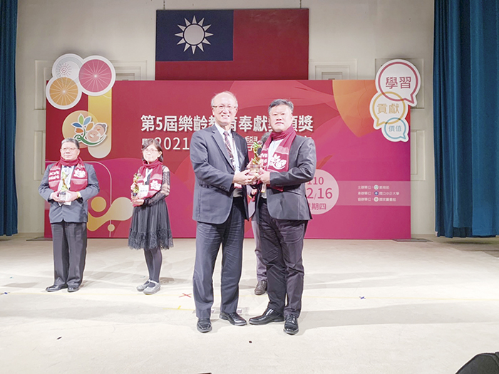金寧鄉樂齡學習中心榮獲「第五屆樂齡教育奉獻獎」團體獎特優獎，由金寧鄉長、樂齡學習中心主任楊忠俊領獎。（金寧鄉公所提供）