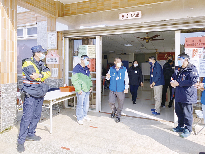 金湖鎮長陳文顧巡視各投開票所，慰勞選務人員。（詹宗翰攝）