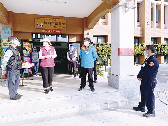 烈嶼鄉長、選務中心主任洪若珊等人一早來到各個投開票所，慰問辛勞的選務人員。（高凡淳攝）