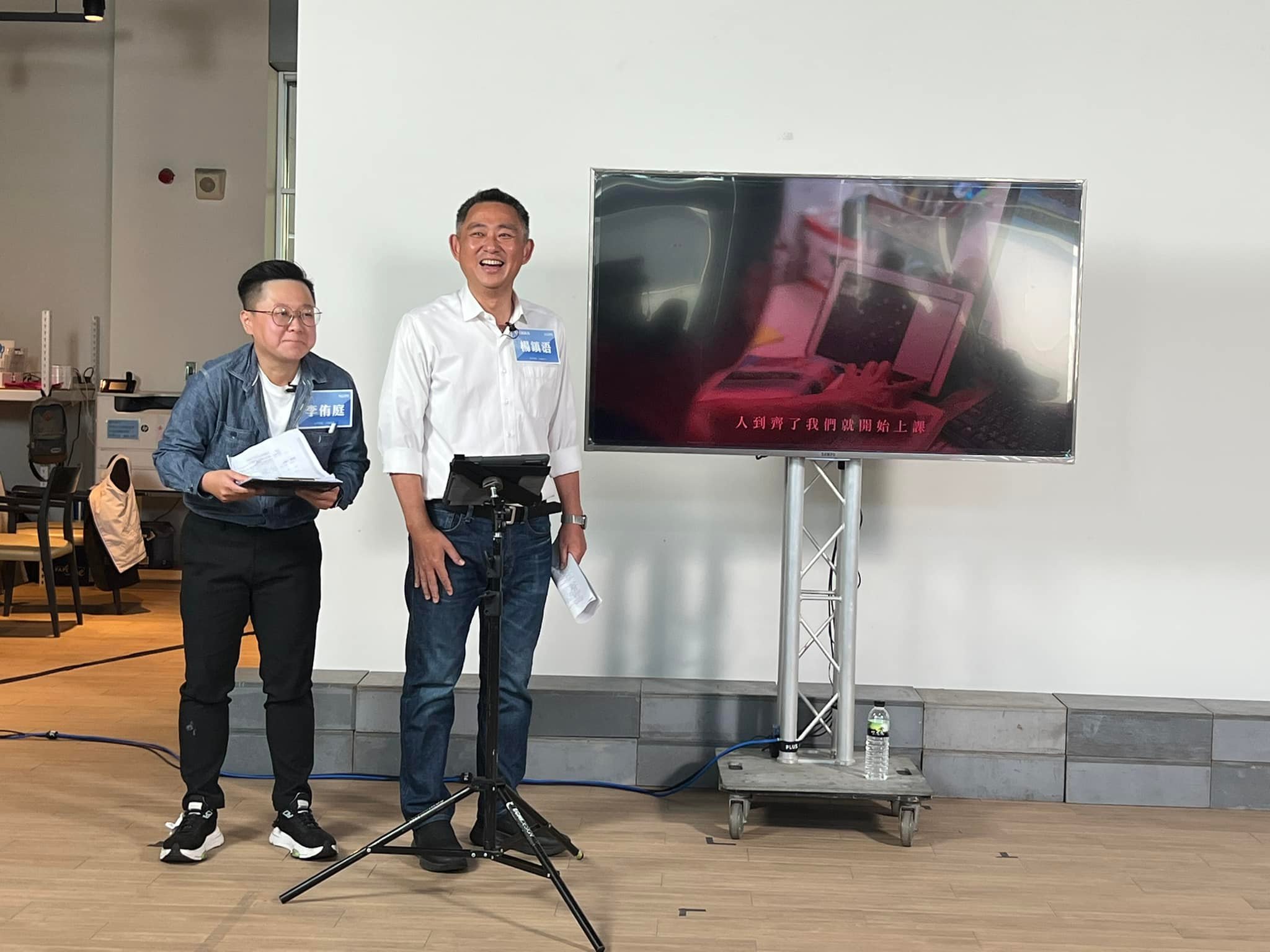 縣長楊鎮浯暨縣府團隊19日假台開三創中心舉行就職三週年直播活動,向鄉親報告三年以來的執政成果。(詹宗翰攝)