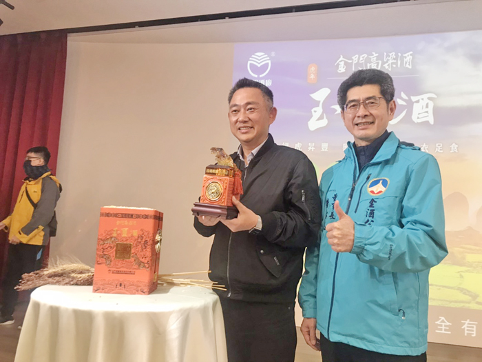 金門縣長楊鎮浯肯定金酒公司的努力,表示玉璽酒之所以限量,因為它的確是真品、菁品,才能彰顯這支玉璽酒的價值。(高凡淳攝)