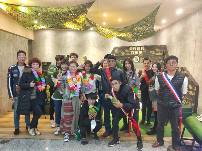 金門老兵在眷屬陪同下,返金進行軍旅懷舊之旅,倍感榮耀。